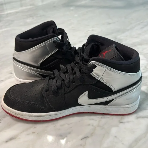 Nike Jordan 1 Mid - Picture 7 of 10
